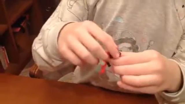 панiкiтi делает из легкого пластилина платье кошечки Kinder