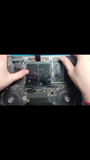 MacBook PRO замена вздутой батареи и термопасты.