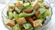 Овощной салат с фасолью и сухариками