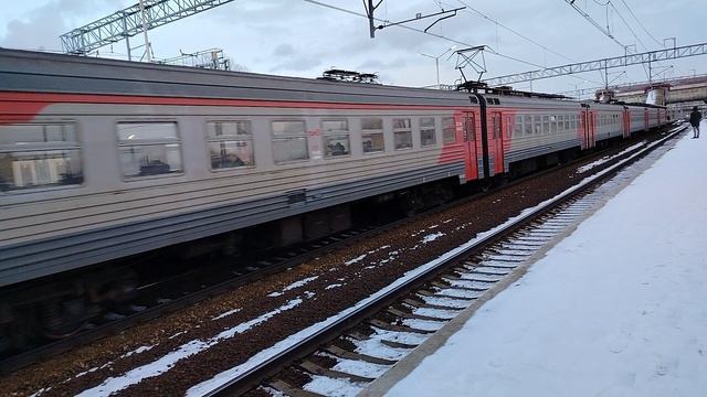 17 марта 2025Электропоезд ЭТ2М-084 Сообщением Любань-Санкт-Петербург Отправляется с платформыОбухово