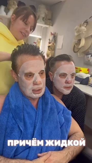 Снежные люди среди весны, разговор о стульях и смехе.