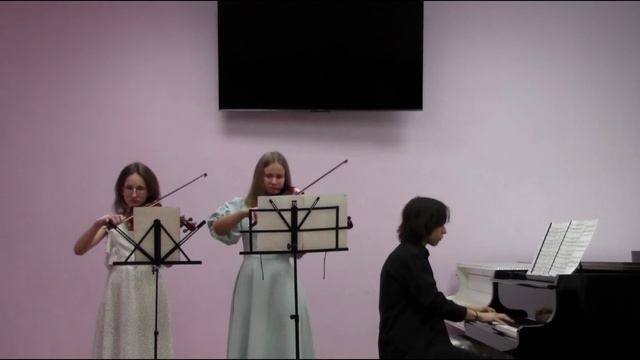Инструментальное трио: -Калистратова К.; Скулкина А.; Рогозин Д.. -Д.Тухманов "Живая музыка".