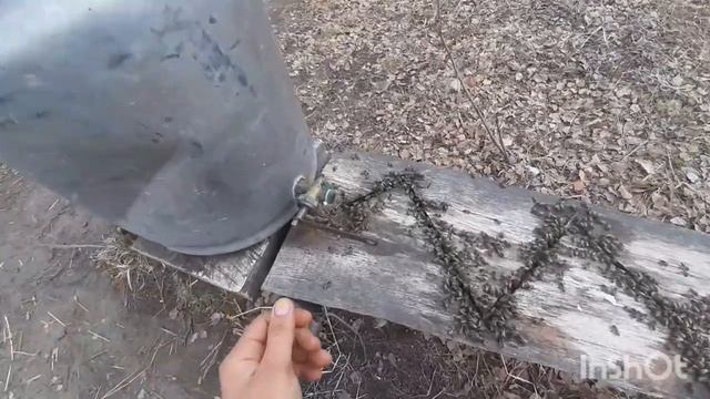 Поилка для пчел, с подсоленной водой! Как приучить пчел к поилке? Самая простая и удачная поилка.!