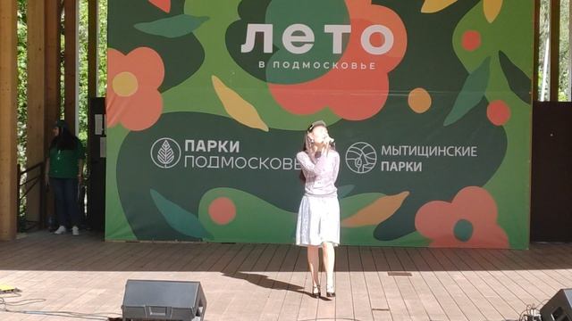 В синем море белой пене из советского мультфильма поёт Надирова Алиса