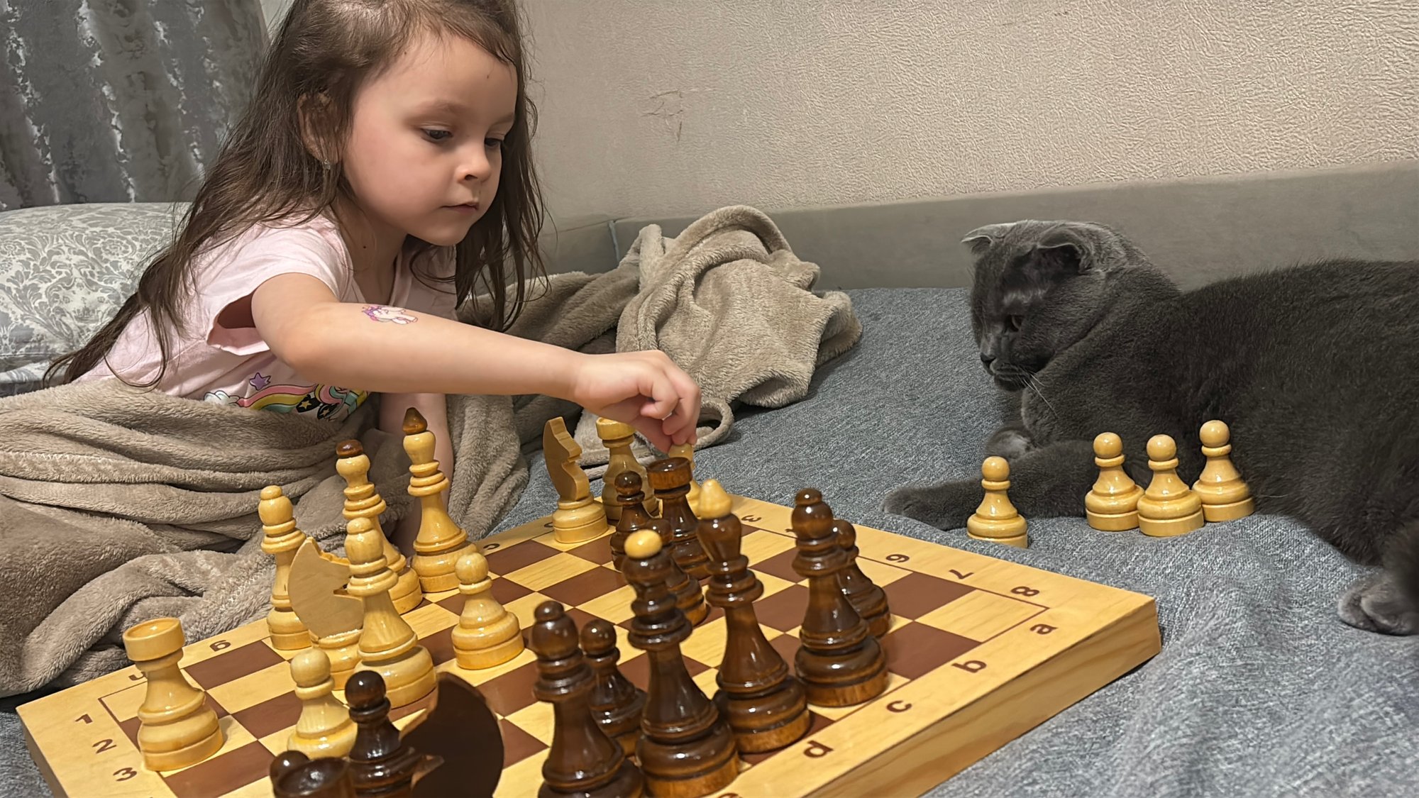 Играем в шахматы. Лера поставила мне Шах и Мат