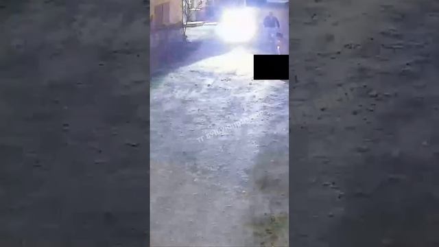 Голый мужчина с тяпкой нападал на людей !!!