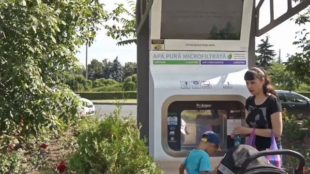 Кишинев 4K архив 2017, Чеканы и продажа фильтрованной воды, при СССР такого не было.