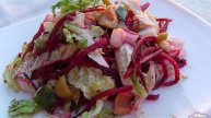 Салат из свеклы по-корейски, пекинской капусты, огкрцов и оливок