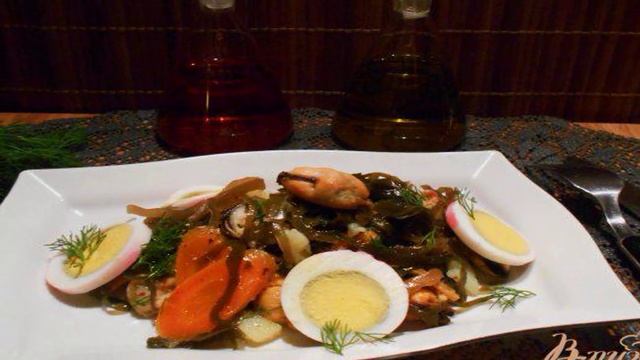 Салат из морской капусты с мидиями
