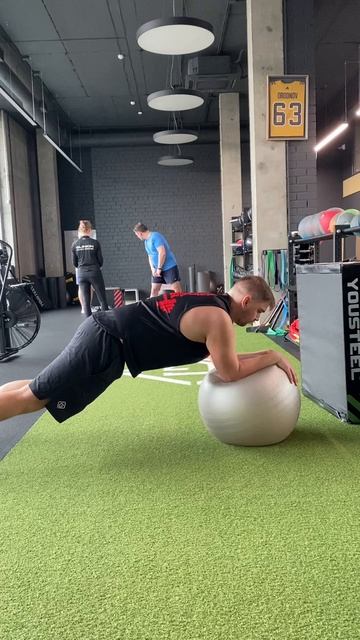 Планка на фитболе + вращения