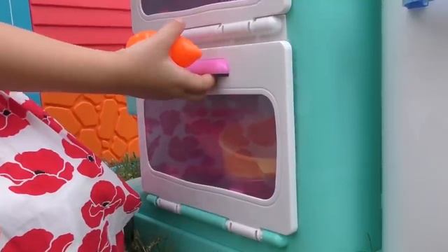 Диана и Рома Диана готовит завтрак на детской кухне