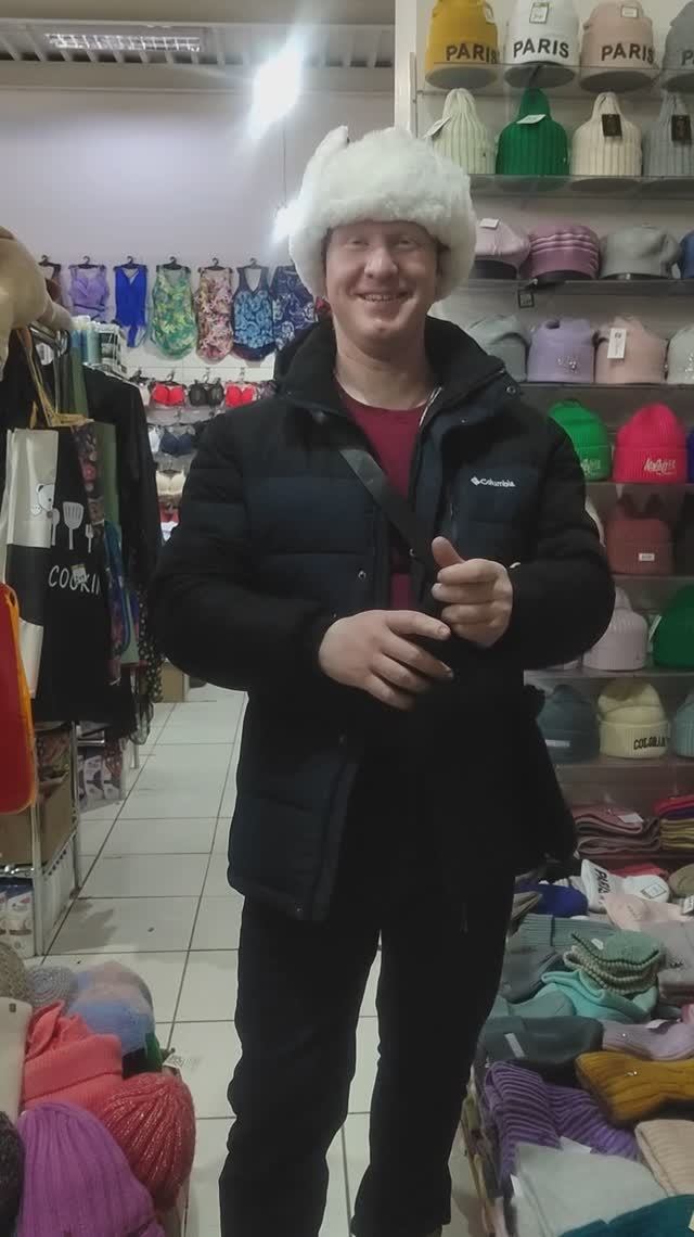 Выбираю нормальную модную шапку😆😆🎩