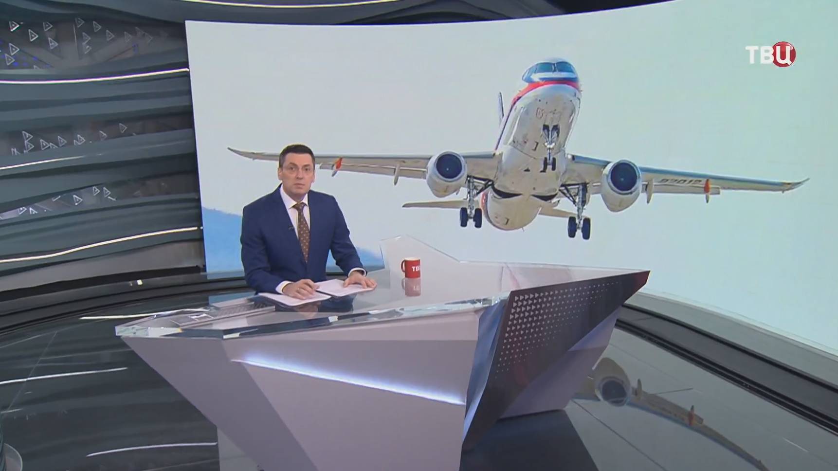 "Суперджет" с отечественными двигателями совершил свой первый полет / События на ТВЦ