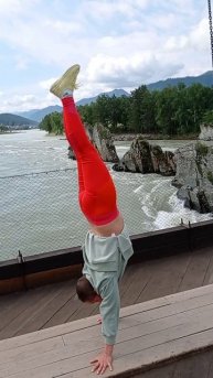 🤸 Грация и сила на фоне Телецкого озера – гимнастка покоряет Алтай! 🏔️🌊