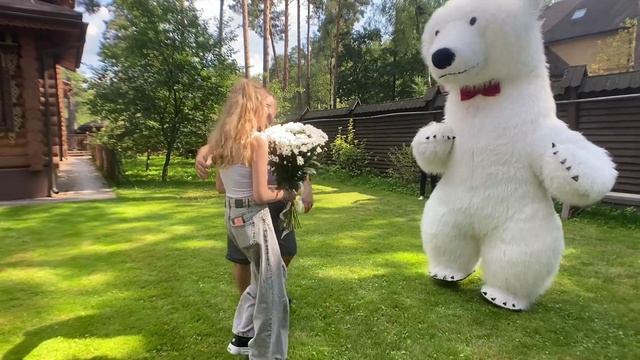 Поздравили на заднем дворе