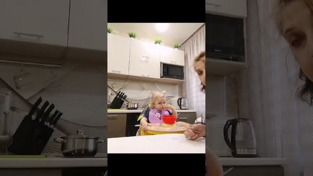 Лина обедает