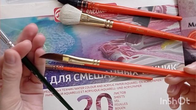 Распаковка посылки с художественными материалами.