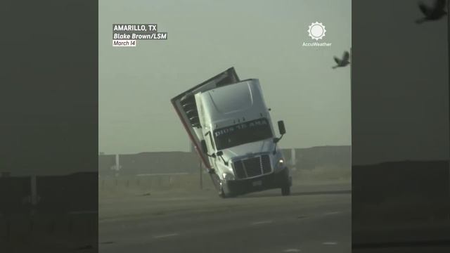 Видео начала песчаной бури, когда сильные ветры в Техасе переворачивают полуприцепы на шоссе 40
