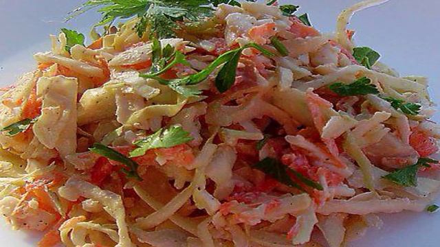 Салат из моркови, капусты и копченого колбасного сыра