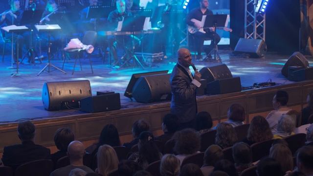 "Снег кружится" Максим Дегтерев и зрители (муз.С.Березин; сл.Л.Козлова)