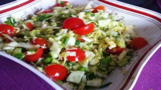 Салат из молодой капусты с овощами