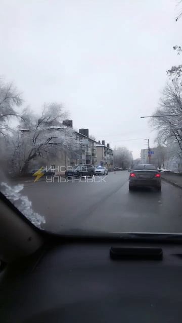 ⚡️Утром напротив Винновской рощи на пешеходном переходе сбили девушку  На место прибыли спецслужбы,