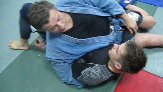 2016 год. Удушение предплечьем из положения удержания сбоку.