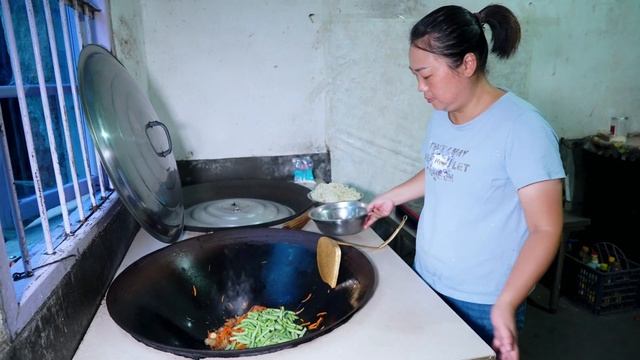 媳婦做豆角燜面，一人一碗，還計畫要吃烤肉 | A new approach to dinner! Easy and delicious noodle recipes