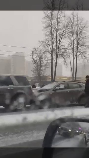 🚨 Снегопад спровоцировал три крупных ДТП в Москве