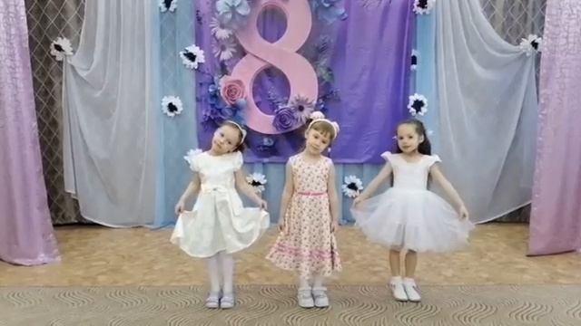 Вокальный ансамбль "Веселые нотки", песня "На полянке"
сл. В. Губа, муз. И. Лазаревского