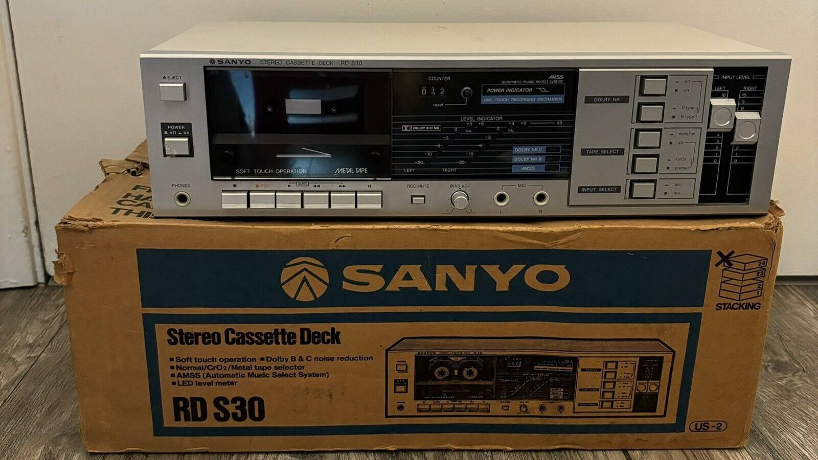Винтажный стереокассетный проигрыватель Sanyo RD S30 с магнитофоннойой декой -Япония-1983-год