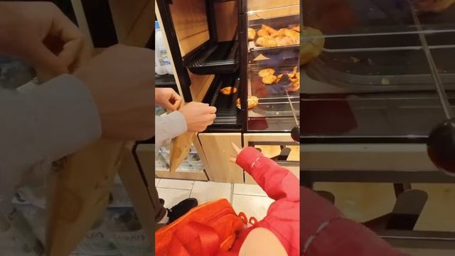 Маленькая девочка в магазине.