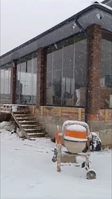 Безрамное остекление веранды дома