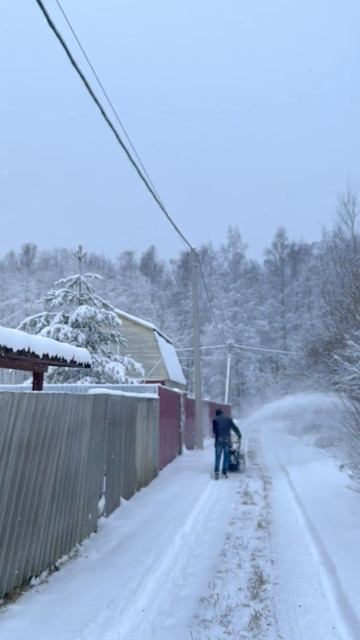 Вы ещё гребете снег лопатой ?