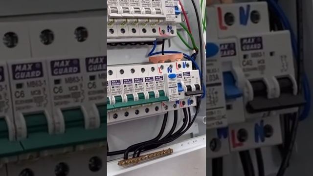 Cara 2 Pole Busbar Berfungsi dan Kelebihannya