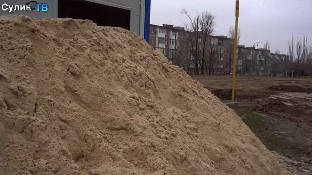 Детская площадка в п. Горняцкий строится