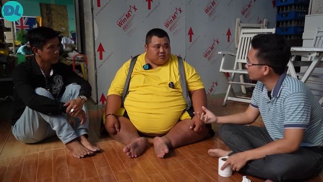 Thử thách chàng ca sĩ có vòng eo to nhất Việt Nam chạy bán sạch vé số trong 10 phút
