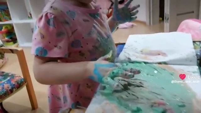 #дочке нет еще 3 лет а она уже умет рисовать
