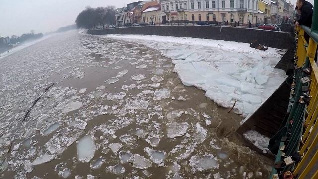 Ледоход в Ужгороде. Ледохід на річці Уж