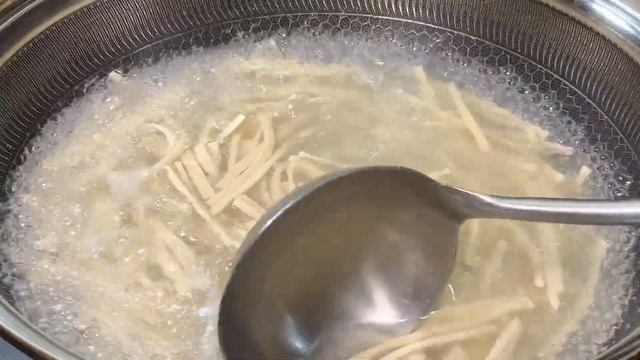 教大家一道鮮香入味，顏色漂亮的豆皮炒肉絲，小朋友也特別愛吃【胡斌哥美食】#豆皮炒肉絲 #豆皮 #肉絲