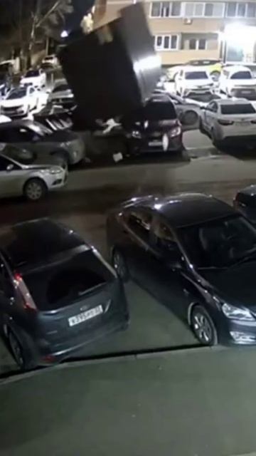 В Коврове ветром унесло мусорную будку
