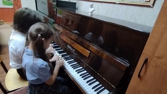 Зайкова Елена, Зайкова Ольга
ДШИ №8 им.Виллуана
преп. Ситникова К.И.
Э.Градески "Мороженое"