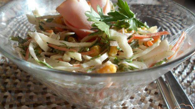 Салат из капусты, моркови и ветчины