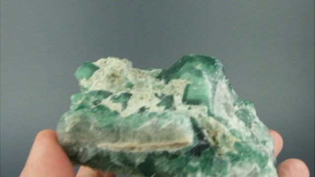 Кристалл зеленого флюорита необработанный (848
