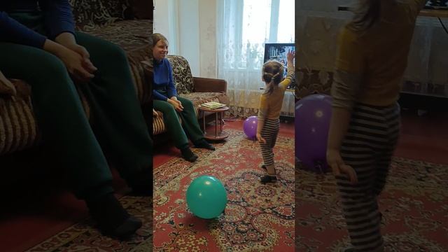 Настя танцует под Лялечку _20250318_133132