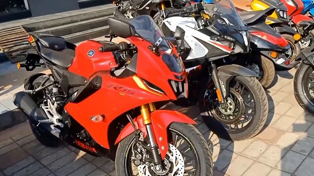 2022 Yamaha R15 V4 Bs6 Vs Pulsar Rs 200 Bs6 | Konsi Leni Chahiye 2 Lakh Me 🤔 ?