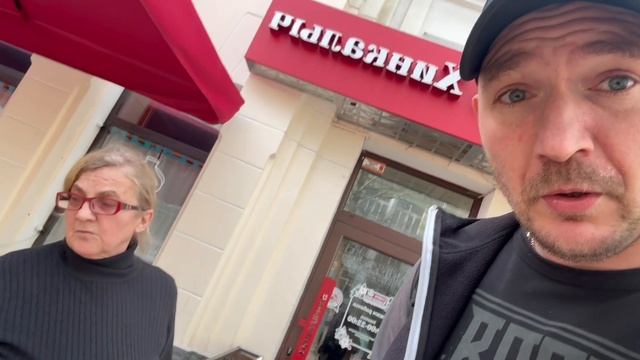 Вандалы разбили уличные вазоны в центре Керчи