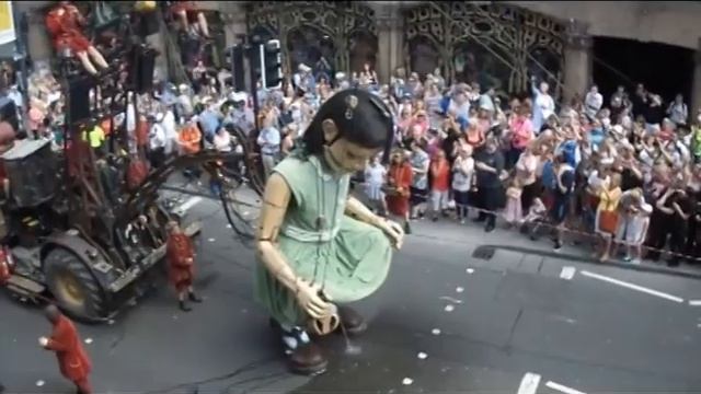 Little Girl giant takes a pee in Liverpool!