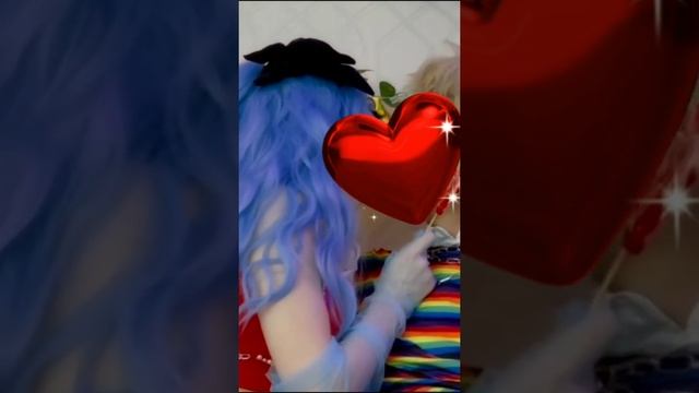Она тебе не идёт совсем, не по цвету волос, не по смеху