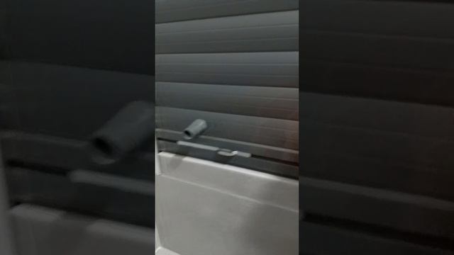 Рольставни вместо скрытого люка.